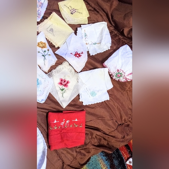 Lot of 20 VTG hand embroidered hankies unbranded. Assorted patterns & materials - Picture 4 of 5